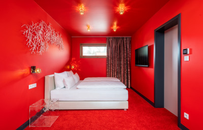 designhotel_laurichhof_unter_dem_meer_schlafen_rot_1_highres